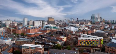 Leeds şehir merkezinin havadan panoramik bir manzarası. Alışveriş ve perakende bölgeleri Leeds 'ten Liverpool Kanalı' na kadar Calls Landing 'deki tren istasyonunun yanında.