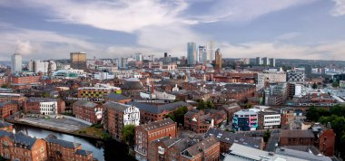 Leeds şehir merkezinin havadan panoramik bir manzarası. Alışveriş ve perakende bölgeleri Leeds 'ten Liverpool Kanalı' na kadar Calls Landing 'deki tren istasyonunun yanında.