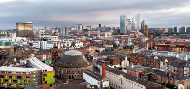 LEEDS, İngiltere - 10 AĞUSTOS 2024. The Corn Exchange 'in antik mimarisi de dahil olmak üzere alışveriş ve perakende bölgeleriyle Leeds şehir merkezinin havadan panoramik görüntüsü modern gökdelenler