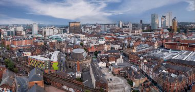 LEEDS, İngiltere - 10 AĞUSTOS 2024. The Corn Exchange 'in antik mimarisi de dahil olmak üzere alışveriş ve perakende bölgeleriyle Leeds şehir merkezinin havadan panoramik görüntüsü modern gökdelenler