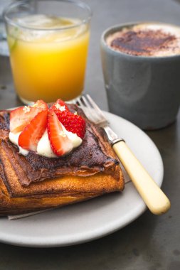 Çilek ve kremalı Danimarka pastası portakal suyu ve kahveyle besin imajı.
