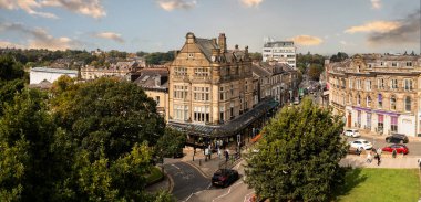 Harrogate, İngiltere - 21 Eylül 2024. Harrogate, Kuzey Yorkshire 'daki Betty' nin Kafe ve Çay Odaları 'nın Victorian mimarisinin dış görünüşü popüler bir turizm merkezidir.