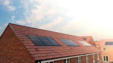 Çevreye duyarlı bir mülkte ucuz ve sürdürülebilir enerji için çatısı birleştirilmiş ya da çatısı olan yeni inşaat evlerinin çatısı