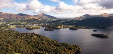 Derwent Water kıyısındaki Keswick Gölü 'nün panoramik manzarası. Güzel bir yaz günü Skiddaw ve Kuzey Şelaleleri ile birlikte.
