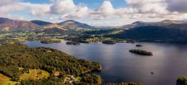 Derwent Water kıyısındaki Keswick Gölü 'nün panoramik manzarası. Güzel bir yaz günü Skiddaw ve Kuzey Şelaleleri ile birlikte.