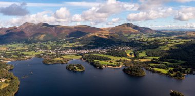 Derwent Water kıyısındaki Keswick Gölü 'nün panoramik manzarası. Güzel bir yaz günü Skiddaw ve Kuzey Şelaleleri ile birlikte.