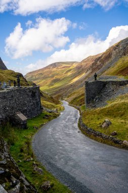 Güneşli bir yaz gününde, İngiliz Lake District Ulusal Parkı 'ndaki The Honister Slate Mine' dan B5289 Honister Pass yolunun tepesine dikey bir manzara.