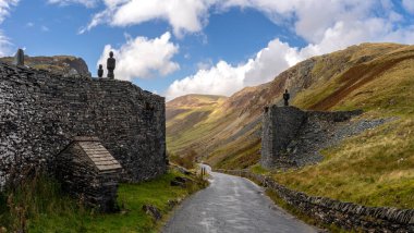 Güneşli bir yaz gününde, İngiliz Lake District Ulusal Parkı 'ndaki The Honister Slate Mine' dan B5289 Honister Pass yolunun manzarası.