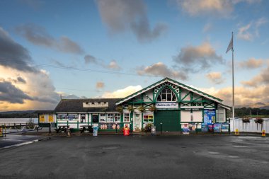 WATERhead, AMBLESIDE, İngiltere - 11 Eylül 2024. Waterhead 'deki Ambleside İskelesi Windermere Gölü' nün kuzey ucunda ve dramatik gökyüzü ve günbatımı olan feribot.