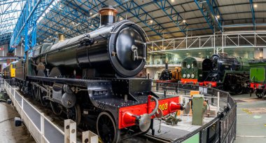 NRM, YORK, UK - OCT 6, 2024. York 'taki Ulusal Demiryolu Müzesi' nin pikabındaki tarihi buhar ve dizel lokomotiflerden oluşan bir koleksiyonun panorama görüntüsü