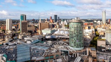 BIRMINGHAM, İngiltere - 28 Eylül 2024. Birmingham şehrinin gökyüzü manzarası Bullring Rotunda binası ve şehir merkezinin dışındaki New Street Tren İstasyonu binasıyla birlikte.