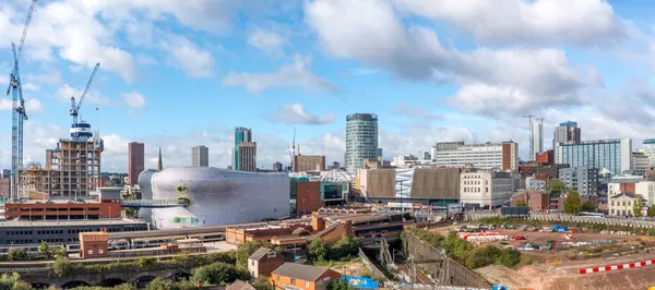 Birmingham şehrinin gökyüzü manzarası Bullring alışveriş merkezi ve şehir merkezinin dışındaki Selfridges ikonik binası Moor Street tren istasyonunun yanında.
