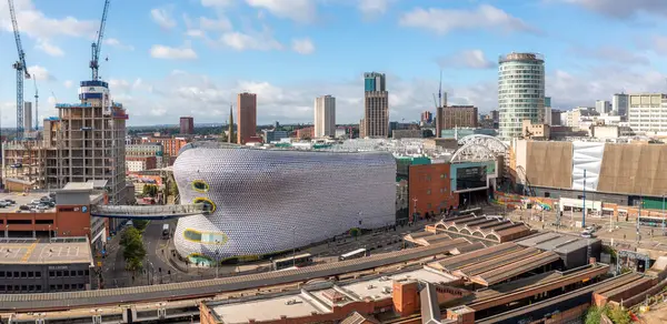 BIRMINGHAM, İngiltere - 28 Eylül 2024. Birmingham şehrinin gökyüzü manzarası Bullring alışveriş merkezi ve şehir merkezinin dışındaki Selfridges ikonik binası Moor Street tren istasyonunun yanında.