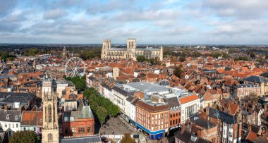 Kuzey Yorkshire, İngiltere 'de York şehrinin gökyüzü manzarası York Minster katedrali ve şehrin merkezinde tarihi binaların çatısı.