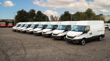 Leeds, İngiltere - 19 Eylül, 2024. İngiltere 'ye ihracat ve ithalat için yepyeni bir Iveco dağıtım aracı filosu.