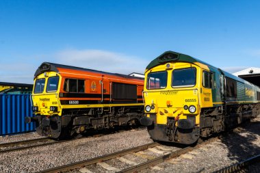 Leeds, İngiltere - 16 Ağustos 2024. Modern Freightliner Ltd Sınıf 66 yük treni lokomotifleri Midland Yolu Bakım Deposunda tren arızası sonrası onarımları bekliyor.