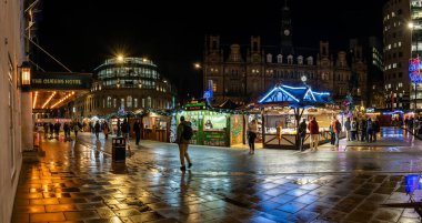 City Squarare, Leeds, İngiltere - 25 Kasım 2024. İngiltere 'nin Leeds Meydanı' ndaki Leeds Noel Pazarı 'ndaki renkli pazar yerleri ve gece renkli Noel ışıkları.