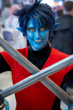 X-Men bayiliğinden mavi Mutant Bamf gibi giyinmiş güzel bir kız Cosplayer.