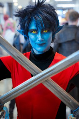 X-Men bayiliğinden Mutant Bamf gibi giyinmiş güzel bir kız Cosplayer.