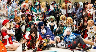 BIRMINGHAM, İngiltere - 30 Kasım 2024. Japon Anime karakterleri gibi giyinmiş, tezahürat ve kahkaha atan bir İngiliz çizgi roman fuarında büyük bir kalabalık bir araya geldi.