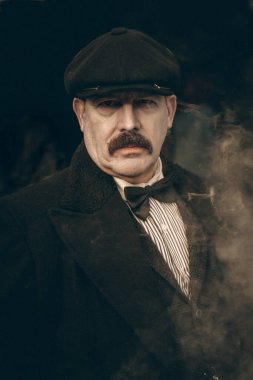 Birmingham, İngiltere 'deki televizyon ve film serilerinden Peaky Blinder gibi giyinmiş üst düzey bir kostümcünün portresi.