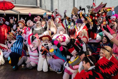 BIRMINGHAM, İngiltere - 30 Kasım 2024. Hazbin HOtel çizgi film dizisindeki karakterler gibi giyinmiş ve tezahürat ve kahkaha atan bir İngiliz komedyen topluluğu bir araya geldi.