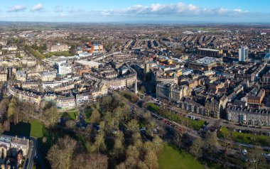 Kuzey Yorkshire, İngiltere 'deki Harrogate şehir merkezinde yaz güneşli bir panorama manzarası.
