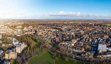 Kuzey Yorkshire, İngiltere 'deki Harrogate şehir merkezinde yaz güneşli bir panorama manzarası.