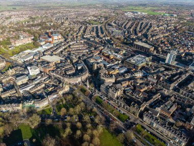 Kuzey Yorkshire, İngiltere 'deki Harrogate şehir merkezinde yaz güneşli bir panorama manzarası.