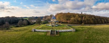 KALE HOWARD, YORK, UK - 2 Şubat 2025. Dört Rüzgarın Tapınağı 'nın hava manzarası Howard Şatosu' nun görkemli malikanesinde.