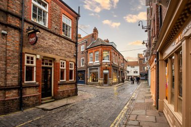 SINEGATE, YORK, UK - 9 Şubat 2025. İngiltere, York 'un seçkin Swinegate bölgesindeki yerel işletmelerin ve dükkanların geniş açılı bir manzarası.