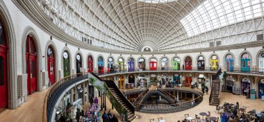 Corn Exchange, Leeds, İngiltere - 16 Şubat 2025. Corn Exchange binasının panoramik iç mimarisi güzel Viktorya mimarisi ve dekoratif çatısı altında küçük bağımsız işletme