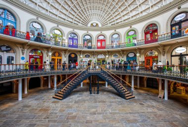 Corn Exchange, Leeds, İngiltere - 16 Şubat 2025. Corn Exchange binasının panoramik iç mimarisi güzel Viktorya dönemi mimarisi ve dekoratif çatısı altında küçük bağımsız bir işletmesi var.