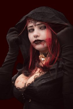 Seksi ve kana susamış dekolteli bir vampir gibi giyinmiş güzel bir kıza yakın çekim.