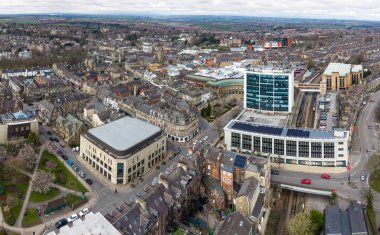 İngiltere 'nin North Yorkshire kentindeki Harrogate şehir merkezinde perakende satış bölgesi ve tren istasyonu ile birlikte bir panorama şehri.