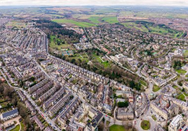 Kuzey Yorkshire, İngiltere 'deki Harrogate şehir merkezinde Valley Gardens ve Soğuk Banyo Yolu' nun bulunduğu bir panorama şehri.