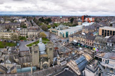 Harrogate 'in kuzey Yorkshire, İngiltere' deki Harrogate şehir merkezinin hava manzarası. Hamamları ve Harrogate Konferans Merkezi 'nin yanı sıra Majestic Hotel' in antik mimarisi de yer alıyor.