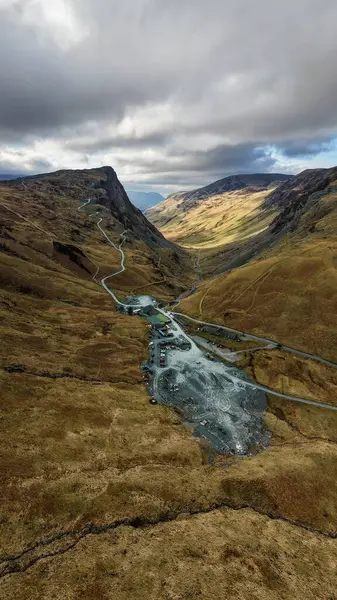 Cumbria, İngiltere 'deki İngiliz Lake District Ulusal Parkı' ndaki Honister Slate Mine ve Pass yolunun dikey manzara manzarası