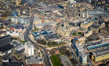 2025 yılı İngiltere Kültür Şehri olan Batı Yorkshire 'daki Bradford şehir merkezinin havadan görünüşü ve Centenary Square ve perakende bölgesi