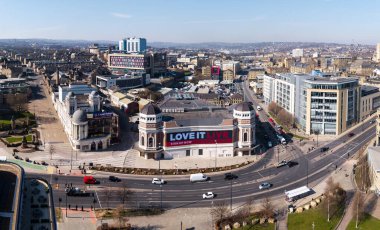 Bradford, İngiltere - 19 Mart 2025. İngiltere 'nin 2025 yılı Kültür Şehri olan Batı Yorkshire' daki Bradford şehir merkezindeki Alhambra Tiyatrosu 'nun hava manzarası.