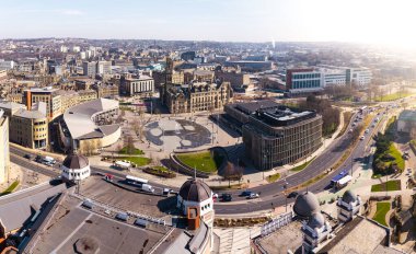 2025 yılı İngiltere Kültür Şehri olan Batı Yorkshire 'daki Bradford şehir merkezinin havadan görünüşü ve Centenary Square ve perakende bölgesi