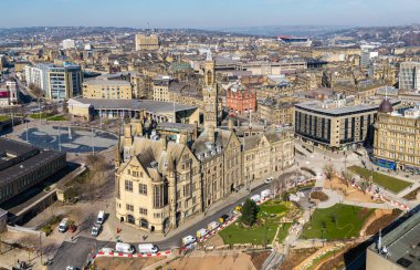 Bradford, İngiltere - 19 Mart 2025. Bradford Belediye Binası 'nın 2025 yılı İngiltere Kültür Şehri olan Batı Yorkshire' daki şehir merkezindeki 1. sınıf binasının havadan görüntüsü.