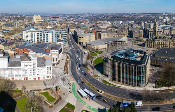 Bradford, İngiltere - 19 Mart 2025. 2025 yılı İngiltere Kültür Şehri olan Batı Yorkshire 'daki Bradford şehir merkezinin Centenary Square ve Alhambra tiyatrolarının hava görüntüsü.