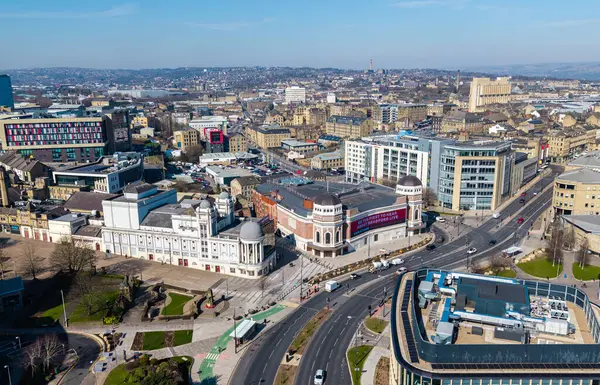 Bradford, İngiltere - 19 Mart 2025. İngiltere 'nin 2025 yılı Kültür Şehri olan Batı Yorkshire' daki Bradford şehir merkezindeki Alhambra Tiyatrosu 'nun hava manzarası.