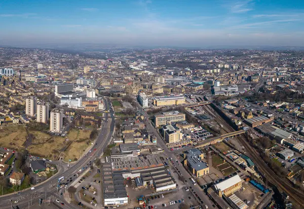 Bradford şehrinin 2025 yılı İngiltere Kültür Şehri olan Batı Yorkshire 'daki gökyüzü manzarası