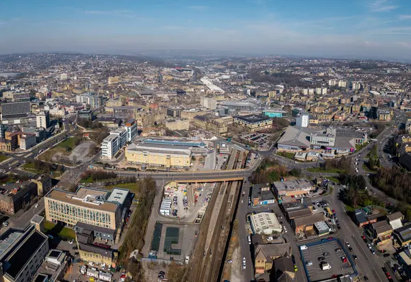 Bradford şehrinin 2025 yılı İngiltere Kültür Şehri olan Batı Yorkshire 'daki gökyüzü manzarası