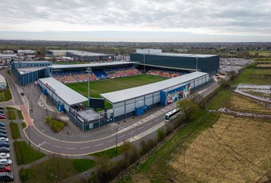 HUNTINGDON, YORK, UK - 31 Mart 2025. York City FC ve York Knights RLFC 'nin anavatanı olan York' taki LNER Community Stadyumu 'nun havadan görünüşü.