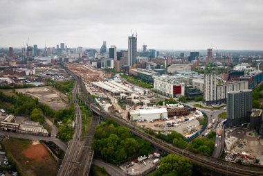 BIRMINGHAM, İngiltere - 24 Nisan 2025. Birmingham şehrinin hava panoramik manzarası. Curzon Caddesi 'ndeki Üniversite binalarının yanında HS2 inşaat alanı var.