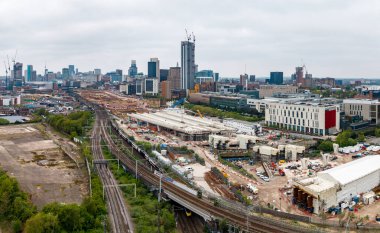 BIRMINGHAM, İngiltere - 24 Nisan 2025. Birmingham şehrinin hava panoramik manzarası. Curzon Caddesi 'ndeki Üniversite binalarının yanında HS2 inşaat alanı var.