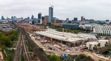 BIRMINGHAM, İngiltere - 24 Nisan 2025. Birmingham şehrinin hava panoramik manzarası. Curzon Caddesi 'ndeki Üniversite binalarının yanında HS2 inşaat alanı var.